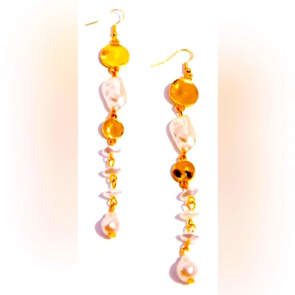 💥💎LONG & GORGEOUS❗️ PAPARAZZI “COSMOPOLITAN CHIC” GOLD / WHITE EARRINGS❗️ - Picture 2 of 3